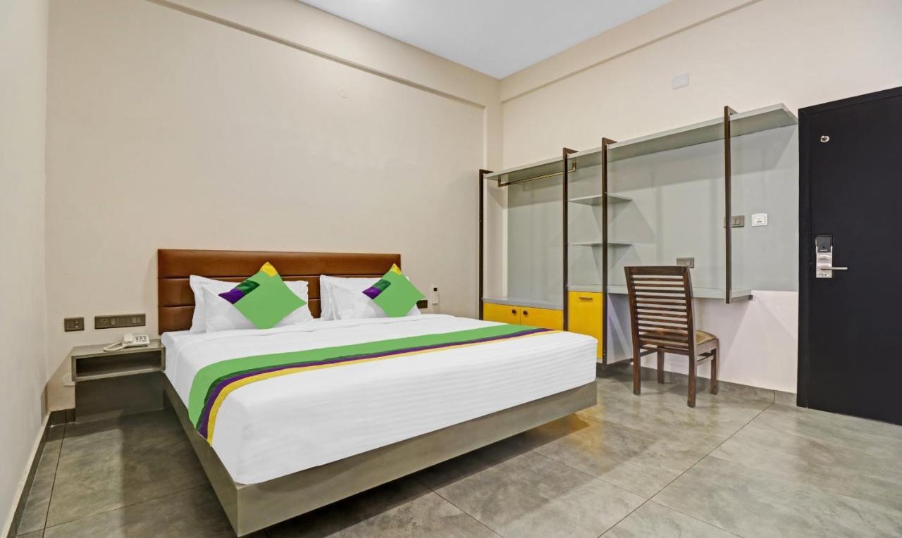 Treebo Grand Vistara Airport Suites Kochi エクステリア 写真