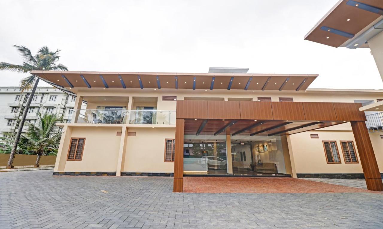 Treebo Grand Vistara Airport Suites Kochi エクステリア 写真