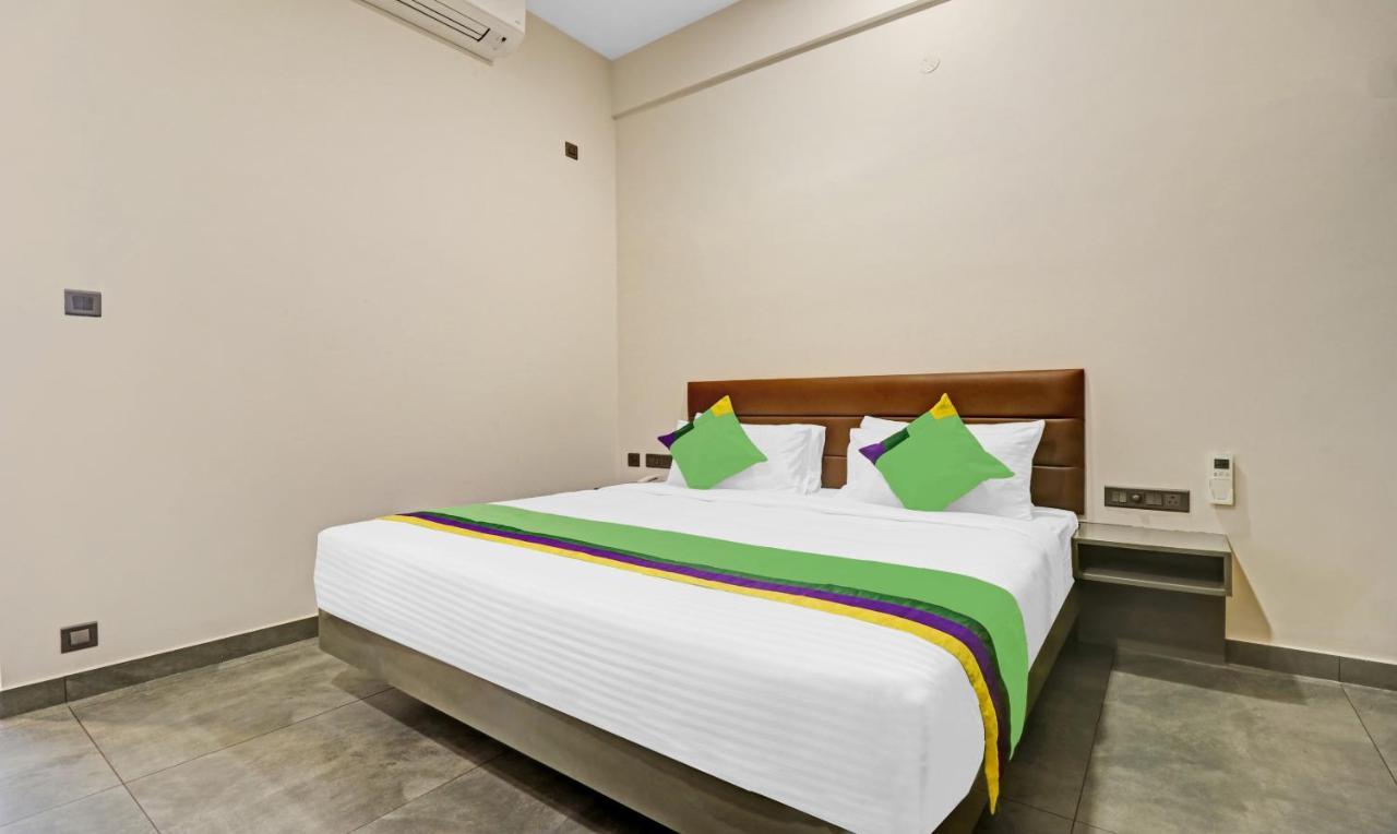 Treebo Grand Vistara Airport Suites Kochi エクステリア 写真