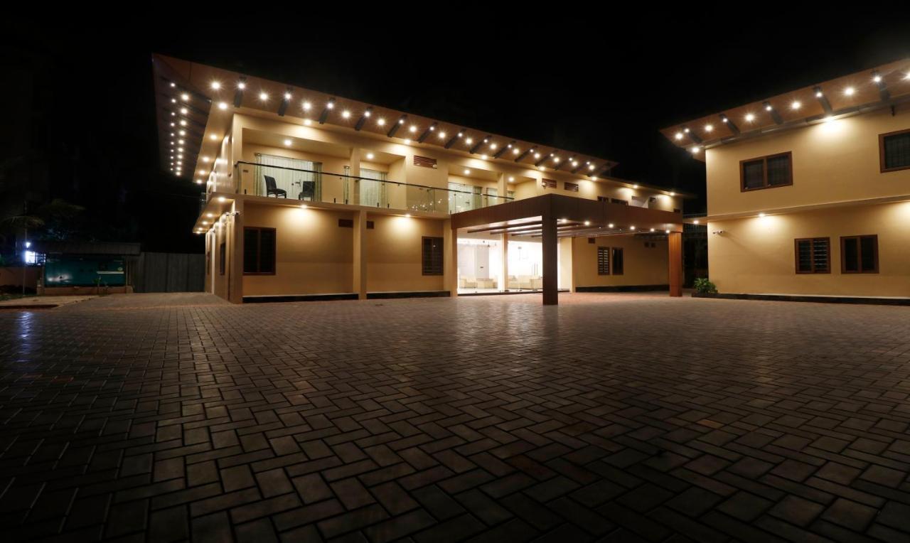 Treebo Grand Vistara Airport Suites Kochi エクステリア 写真