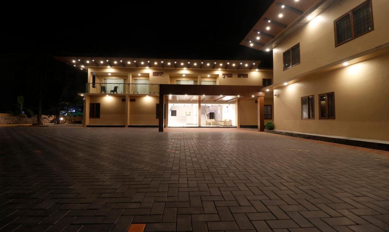 Treebo Grand Vistara Airport Suites Kochi エクステリア 写真