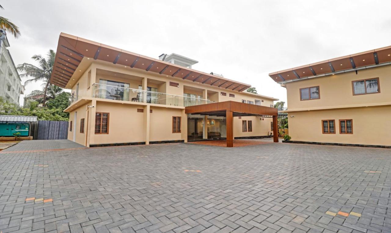 Treebo Grand Vistara Airport Suites Kochi エクステリア 写真